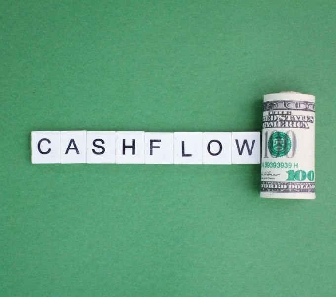 Cash flow vs profit comparison showing bank balance timing and business profitability